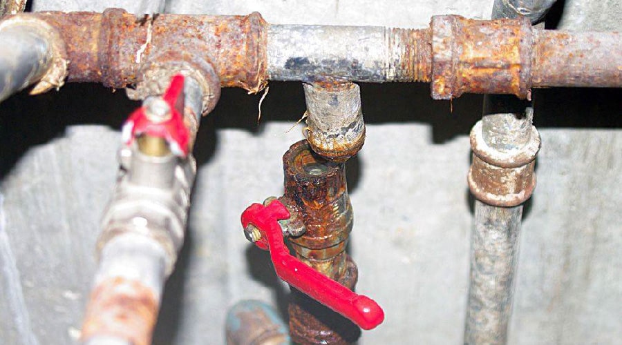 Corrosion of pipes in the apartment